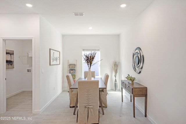 dining room featuring light wood-style floors, recessed lighting, visible vents, and baseboards