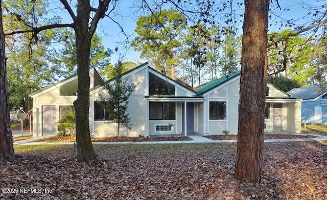 view of front of property featuring stucco siding