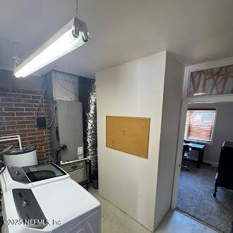 washroom with laundry area and independent washer and dryer