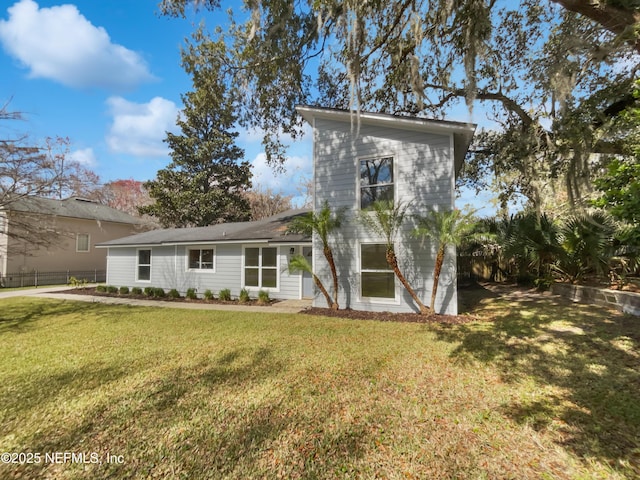 view of front facade with a front yard