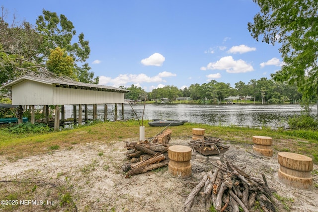 view of yard featuring a water view