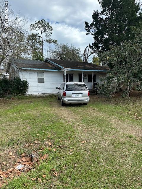 view of front of home with crawl space and a front yard