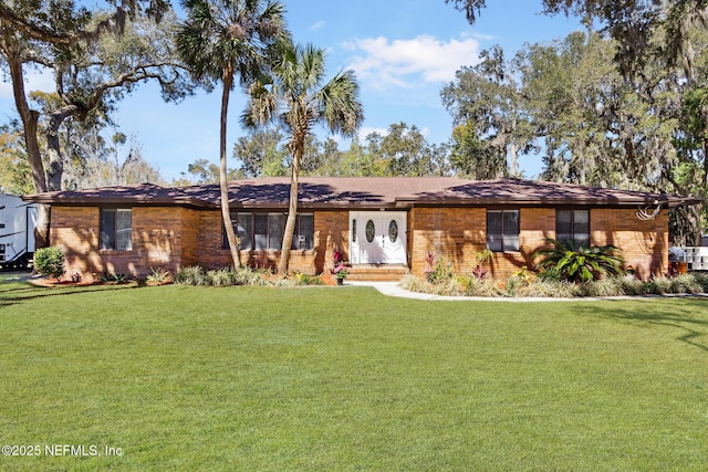 ranch-style house featuring a front lawn and brick siding