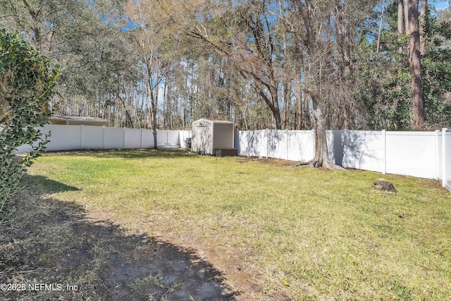 view of yard with an outdoor structure, a storage unit, and a fenced backyard