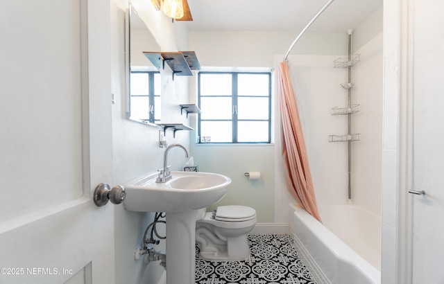 full bathroom featuring shower / bath combo, tile patterned flooring, toilet, and baseboards