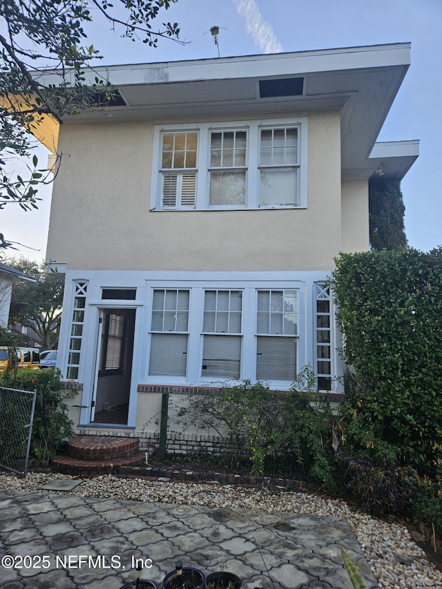 view of front facade featuring stucco siding