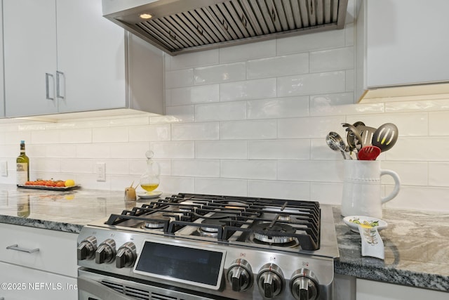 22 Walkers Ridge Dr, Ponte Vedra Beach, FL 32082 - kitchen with custom exhaust hood, gas range, backsplash, and light stone counters