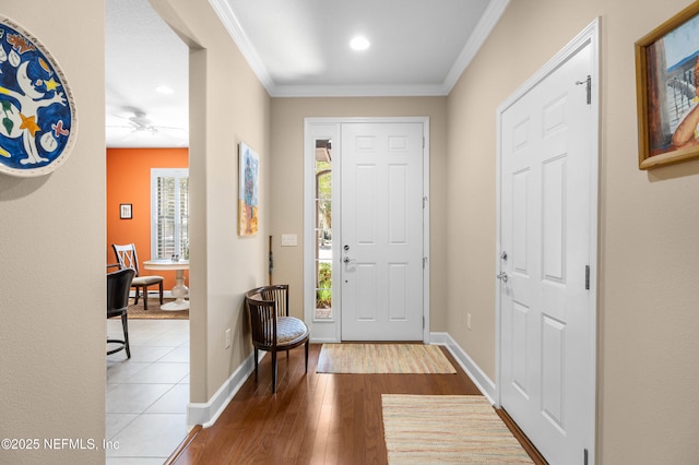 foyer entrance featuring recessed lighting, baseboards, wood finished floors, and crown molding