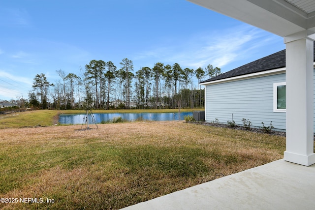 view of yard featuring a water view