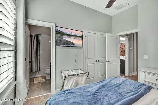 bedroom with visible vents, ensuite bath, and a ceiling fan