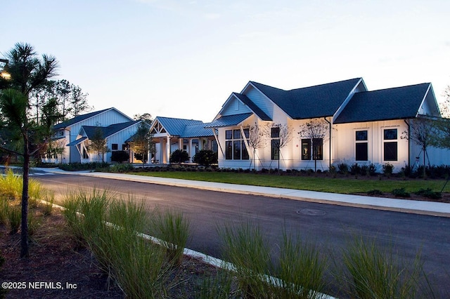 view of front of property featuring a front yard