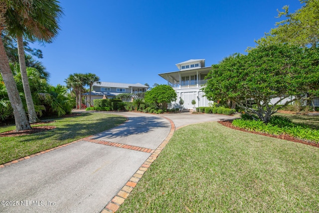 view of front facade featuring driveway and a front yard