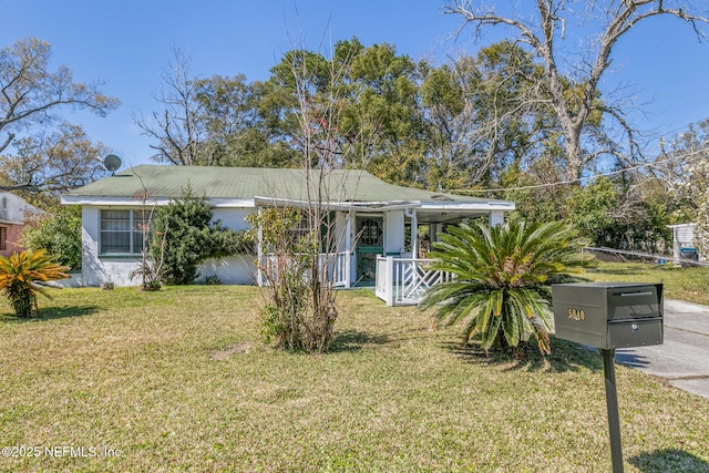 view of front of property featuring covered porch and a front lawn