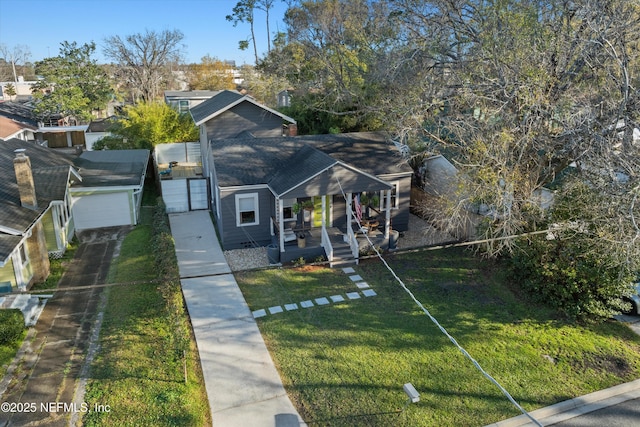 view of front of home featuring a front lawn and fence