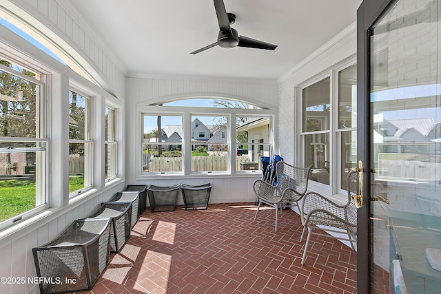 sunroom with ceiling fan