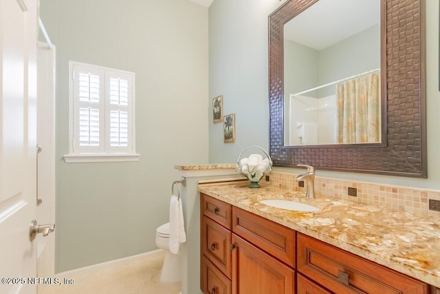 full bath with backsplash, toilet, curtained shower, and vanity