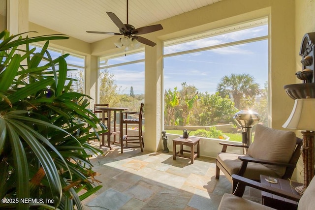 sunroom with ceiling fan