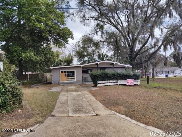 view of front facade with concrete driveway