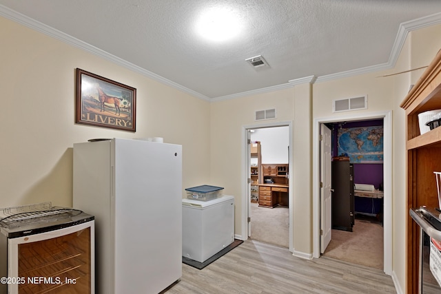 clothes washing area featuring laundry area, crown molding, and visible vents