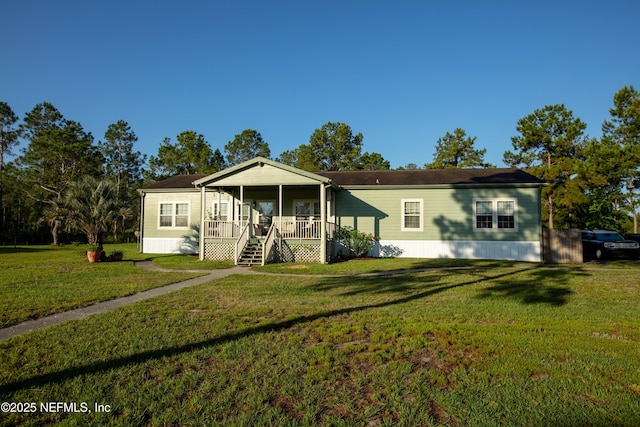 manufactured / mobile home with a front yard