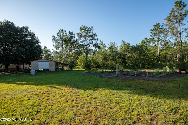 view of yard with an outbuilding