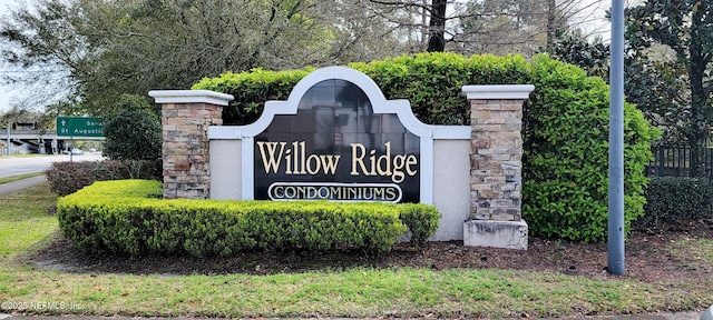 view of community / neighborhood sign