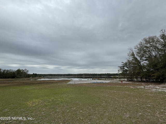 view of yard featuring a water view