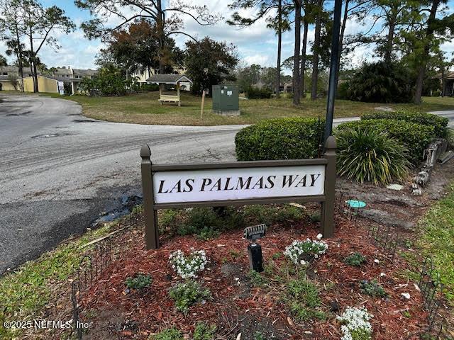 community sign with a yard