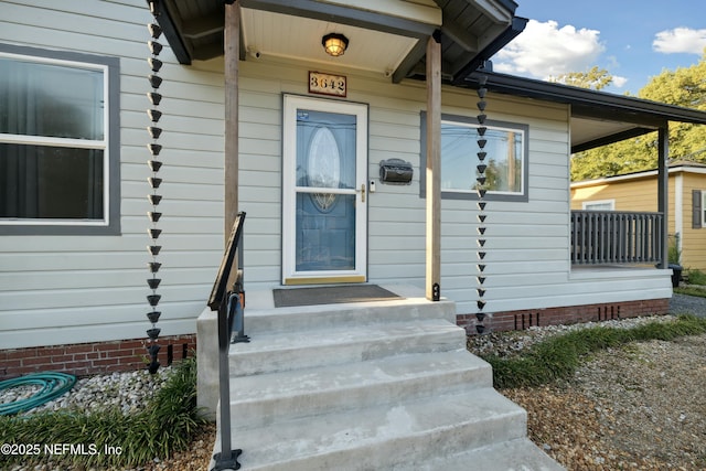 property entrance featuring crawl space