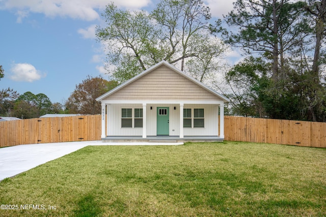 view of front of house featuring a gate, a front lawn, and fence