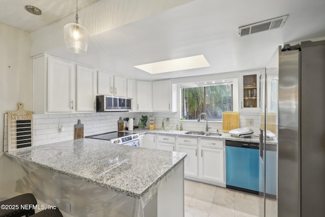 5400 La Moya Ave Unit 16, Jacksonville, FL 32210 - kitchen with visible vents, a peninsula, a skylight, stainless steel appliances, and a sink