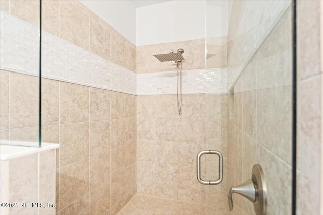 details featuring tiled shower