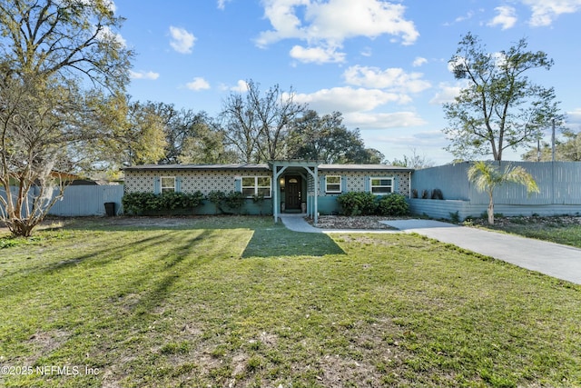 view of front of home featuring a front lawn and fence