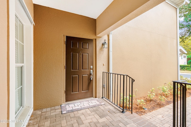 entrance to property with stucco siding