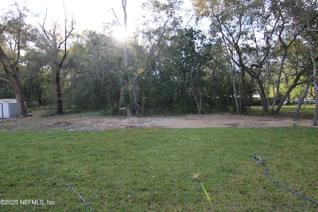 view of yard featuring an outbuilding