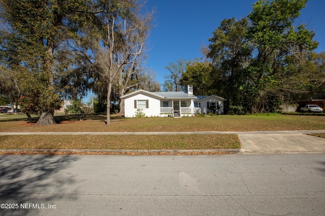 view of front of property featuring a front yard