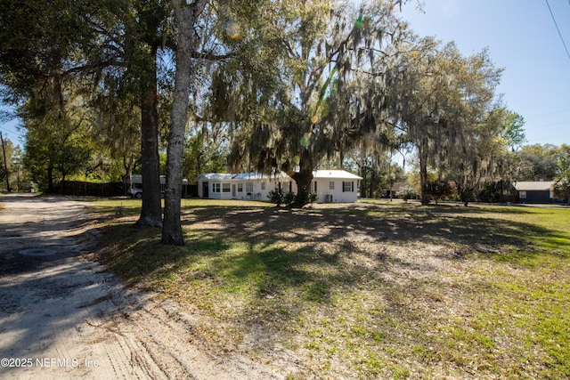 view of front facade featuring a front lawn