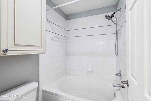 full bathroom featuring toilet and bathtub / shower combination