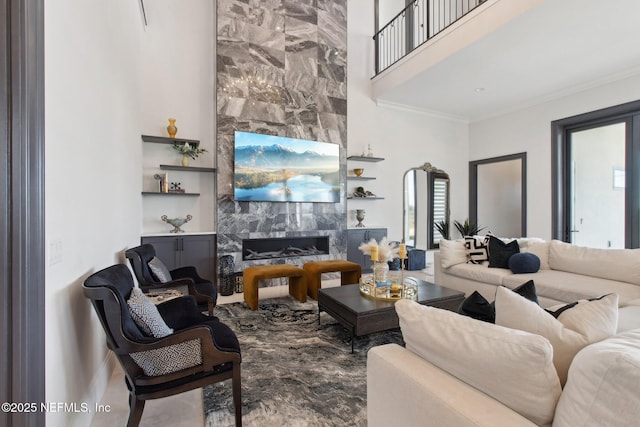 living area with crown molding and a towering ceiling