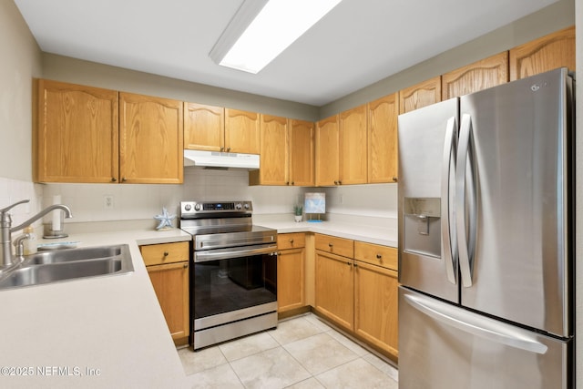 kitchen with under cabinet range hood, appliances with stainless steel finishes, tasteful backsplash, and a sink