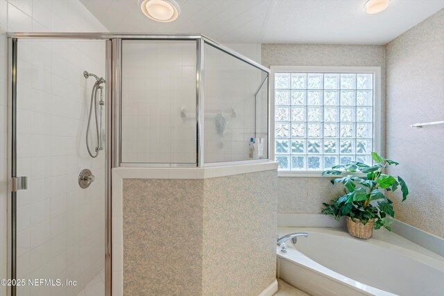 523 Lakeway Dr, Saint Augustine, FL 32080 - full bath featuring a stall shower, a wealth of natural light, and a garden tub