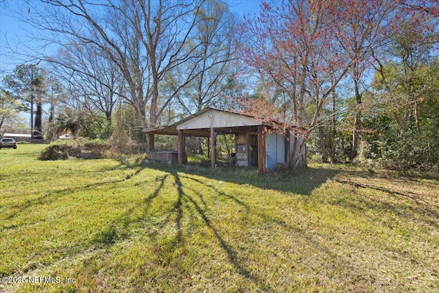 view of yard with an outbuilding