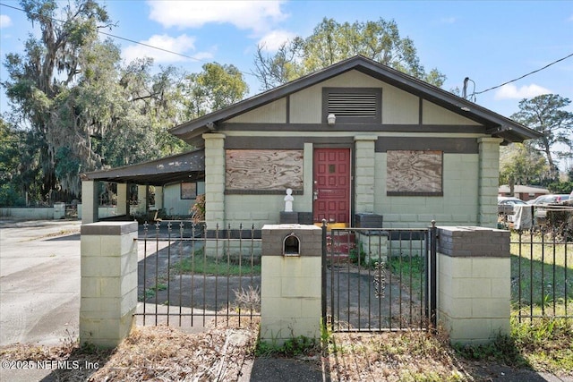 view of front of home featuring a porch, a gate, and a fenced front yard