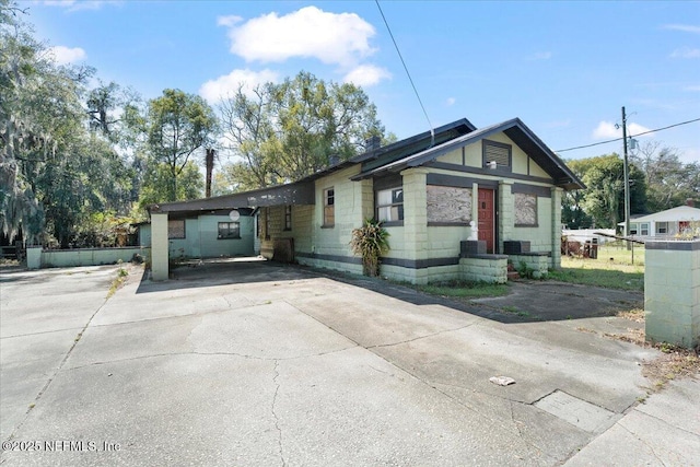 view of front of property with concrete driveway