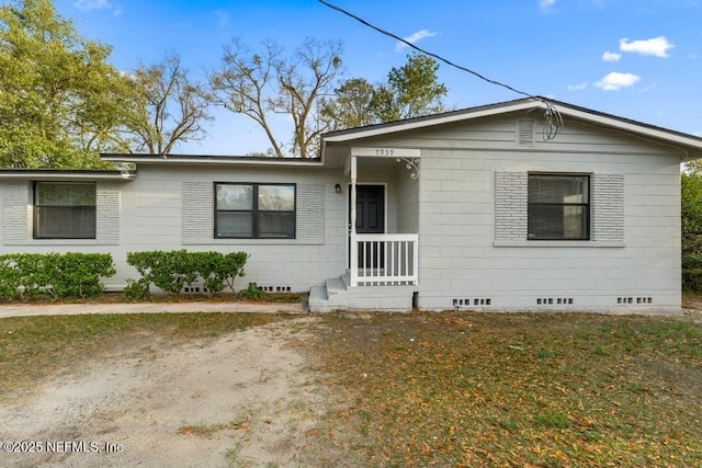 ranch-style house featuring crawl space