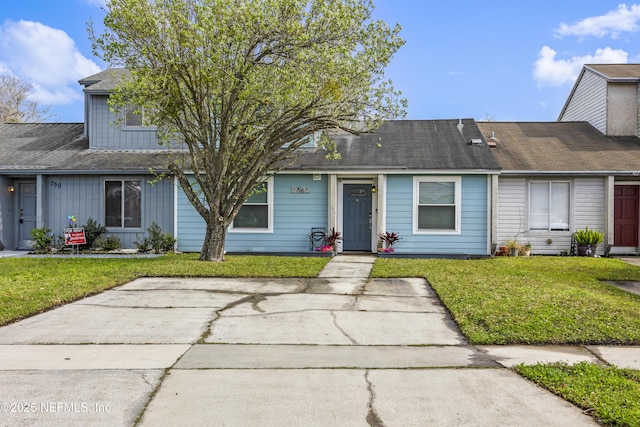 view of front facade featuring a front yard