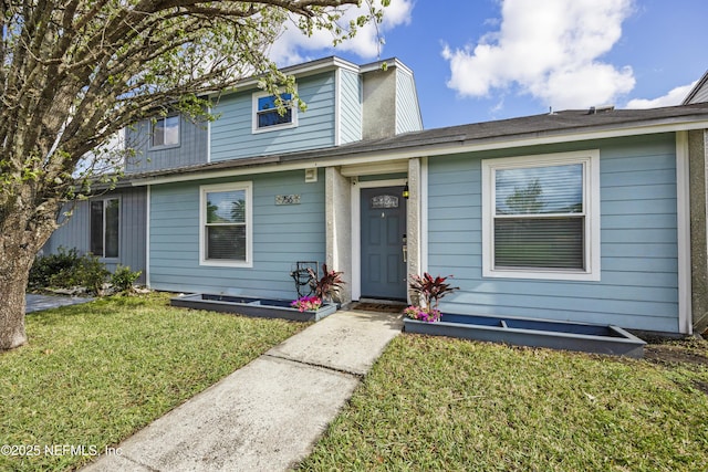 view of front of home featuring a front yard