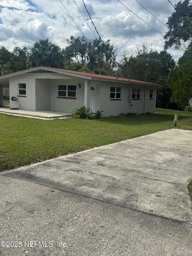 view of front of home featuring a front yard