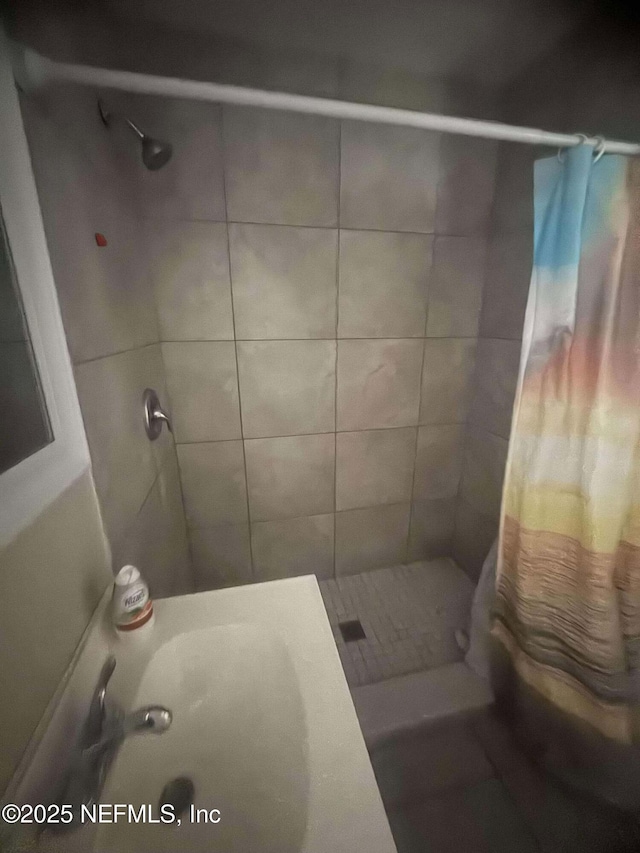 bathroom featuring a sink and tiled shower