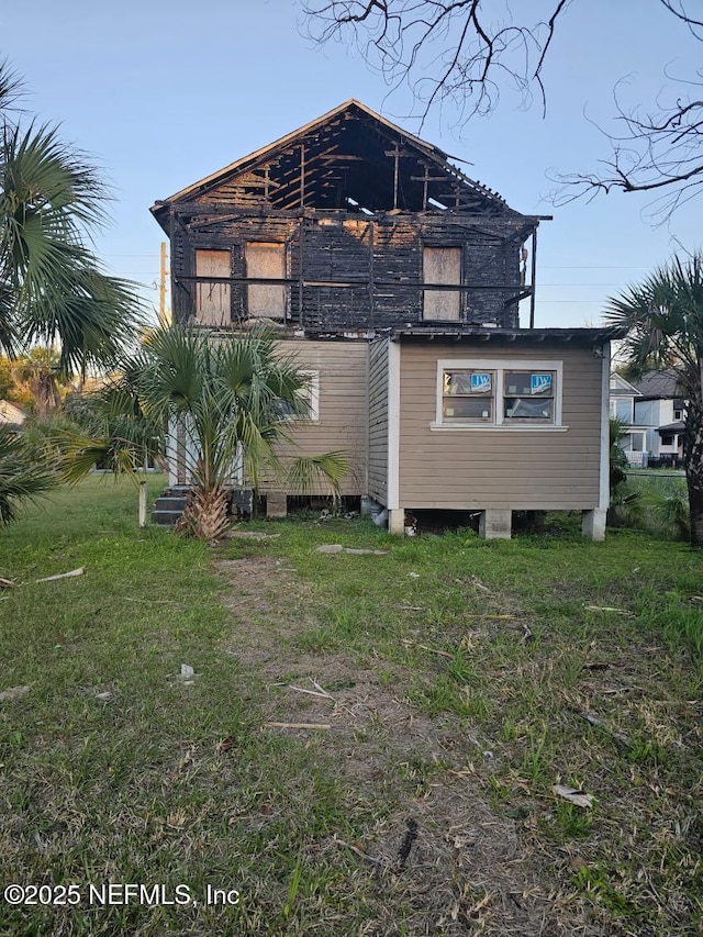 back of house featuring a yard